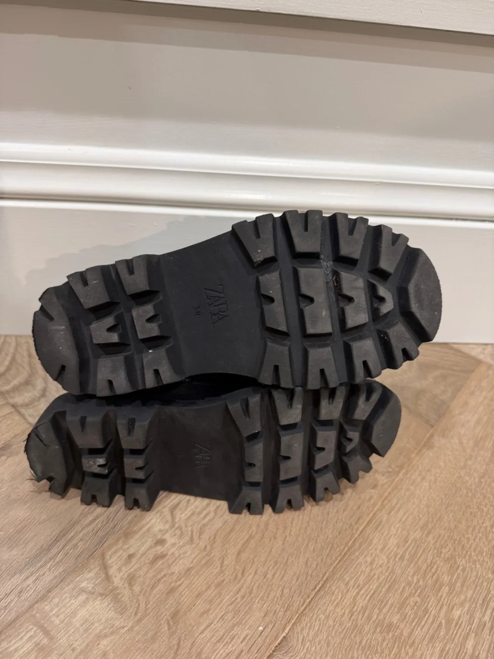 Zara Green/ Black Chelsea Ankle Boots